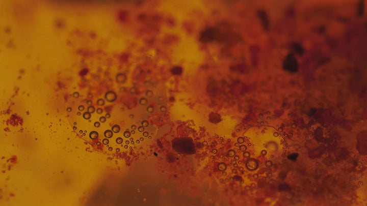 Hintergrundvideo mit goldenen Flüssigkeitsblasen – symbolisiert hochwertige AYARI-Inhaltsstoffe und wissenschaftlich formulierte Nahrungsergänzungsmittel